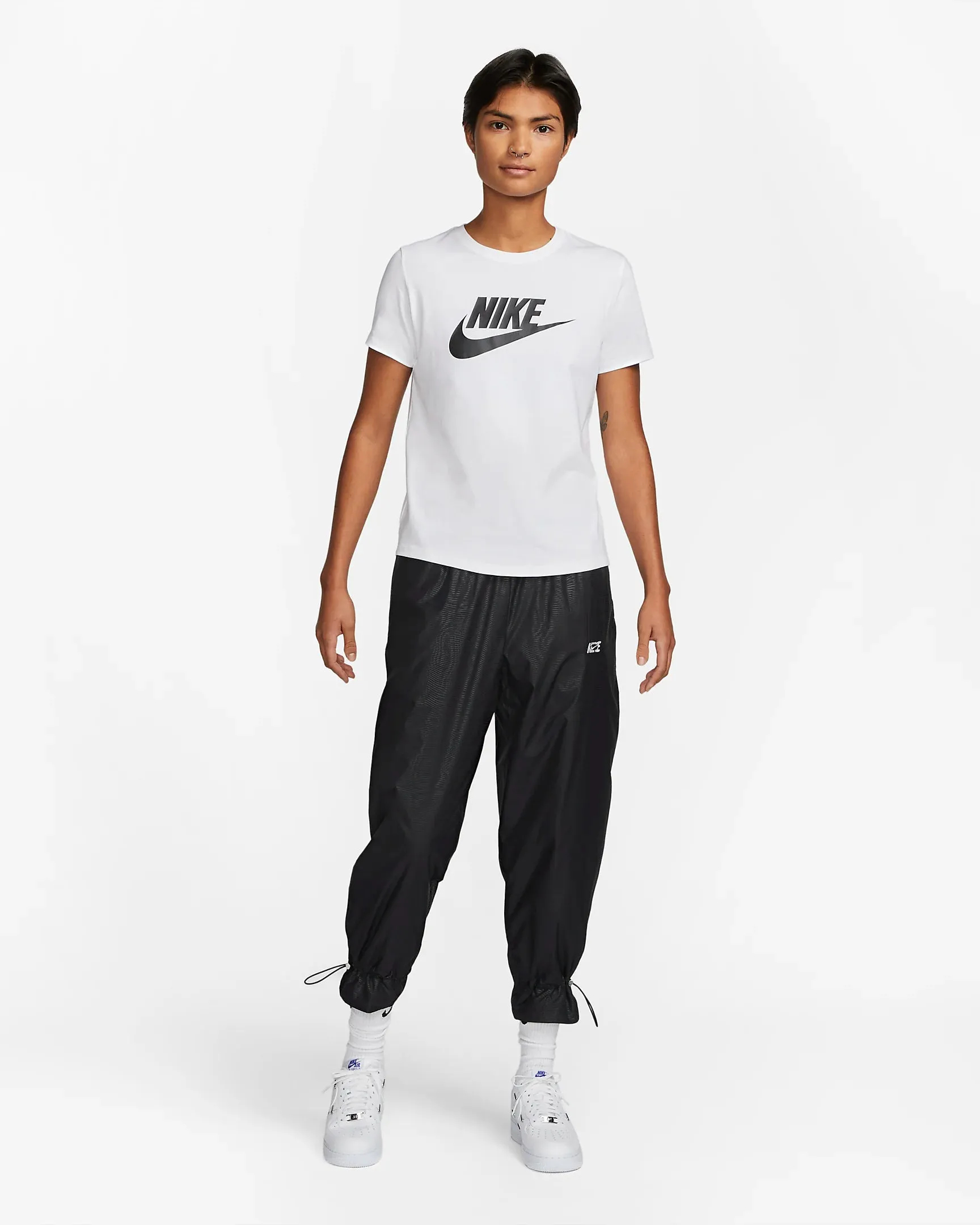 NIKE WOMEN'S SPORTSWEAR ESSENTIALS LOGO WHITE TEE